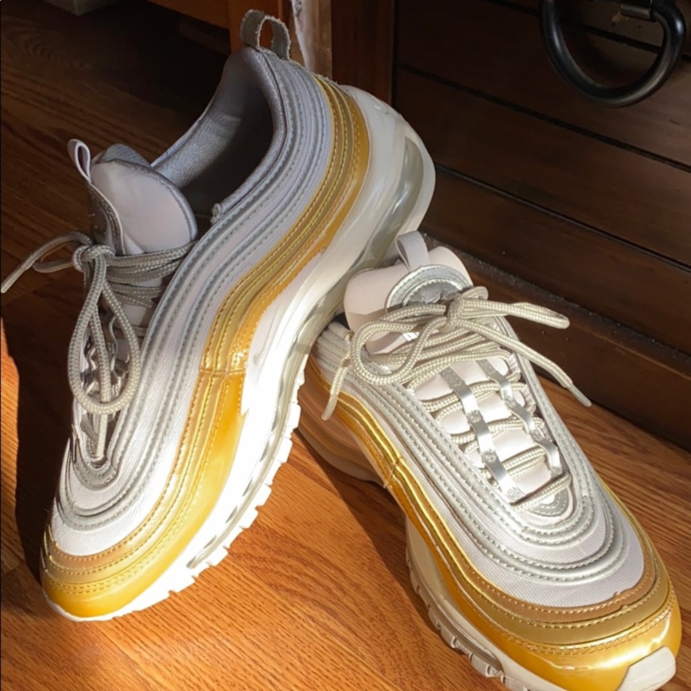 Nike women gold/white sneakers running shoes sz7.5